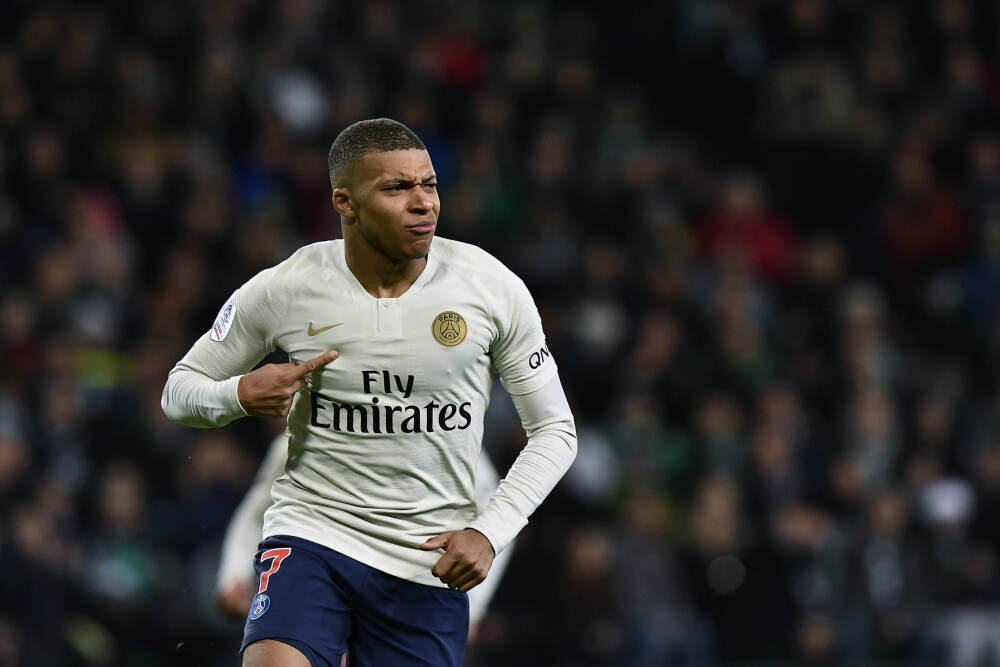 马卡电台记者：弗洛伦蒂诺绝对不想让维尼修斯离开，很快宣布续约